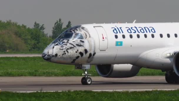 Aire Astana Embraer aterrizaje — Vídeo de stock