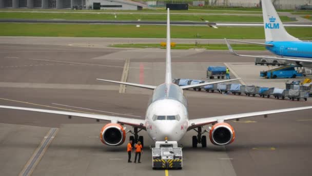 Flugzeug vor dem Abflug abschleppen — Stockvideo