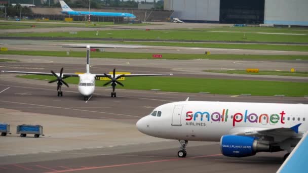 Tráfico en el aeropuerto de Schiphol — Vídeo de stock