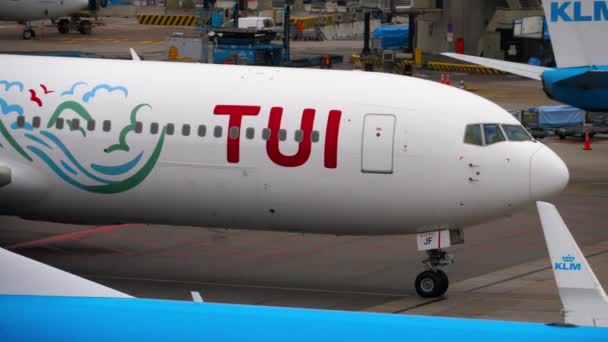 Tui fliegt 767 nach der Landung ab — Stockvideo