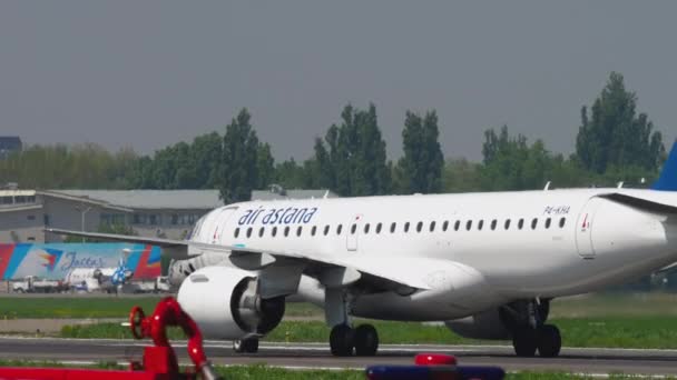 Taxning av Air Astana Embraer — Stockvideo