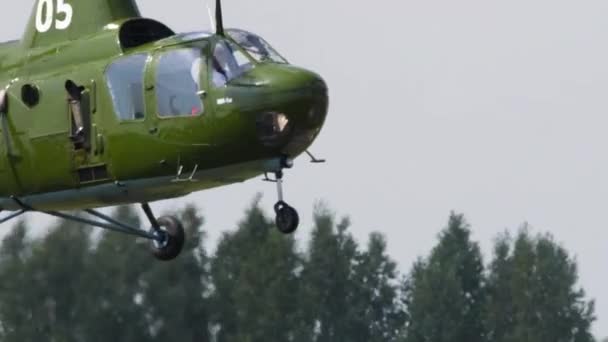 Vintage helikopter mi-1 Performance konstflygning — Stockvideo