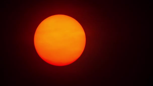 Esfera roja del sol en smog grueso — Vídeos de Stock