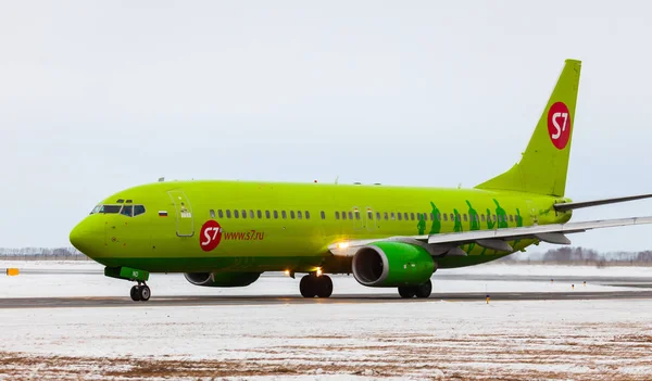 Boeing S7 Airlines taxis on a snowy runway — Stock Photo, Image