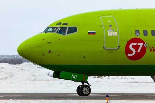 Boeing S7 Airlines on the runway — Stock Photo, Image
