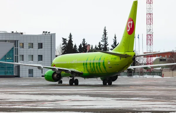 Boeing S7 Airlines taxis — Stock Photo, Image