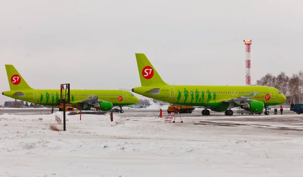 S7 Airlines at the airport in winter — Stock Photo, Image