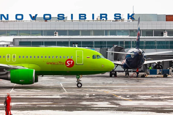 Airbus A320 S7 Airlines taxis — Stock Photo, Image