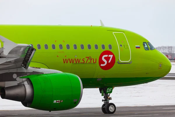 S7 Airlines taxis on a snowy runway — Stock Photo, Image