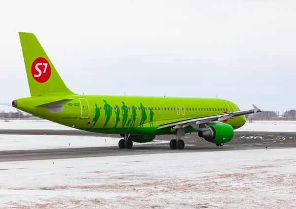 Airbus S7 Airlines taxis on the runway — Stock Photo, Image