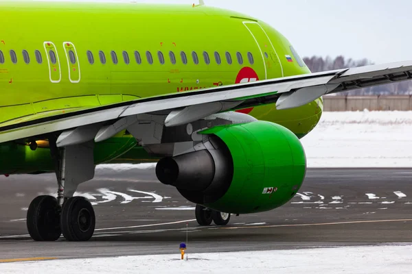 Airbus S7 Airlines taxis on the runway — Stock Photo, Image