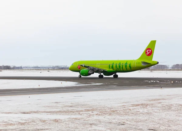 S7 Airlines taxis on the runway — Stock Photo, Image