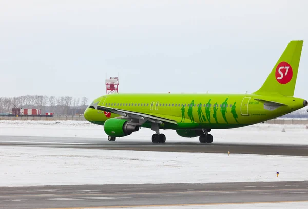 S7 Airlines taxis on the runway — Stock Photo, Image