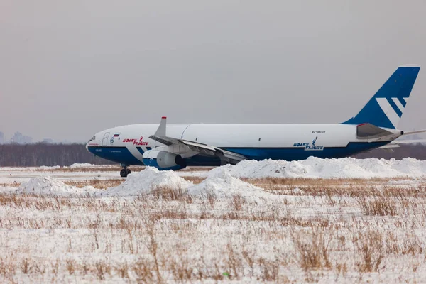 IL-96 Russian wide-body aircraft — Stock Photo, Image