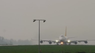 Polar Boeing 747 kalkış