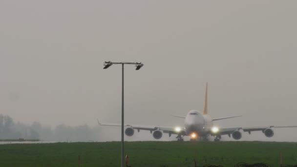 폴라 보잉 747 출발 — 비디오