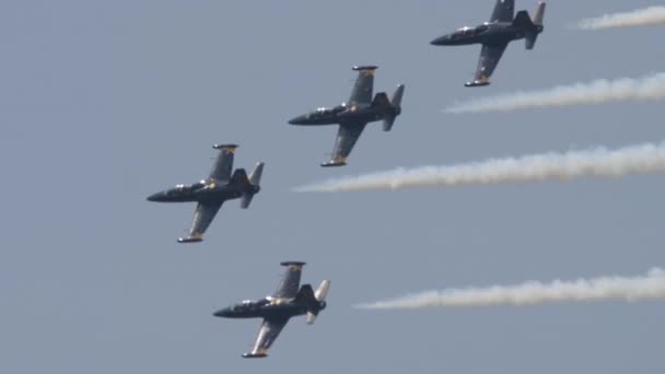 Grupo de aeronaves militares de treinamento Jet no show aéreo — Vídeo de Stock