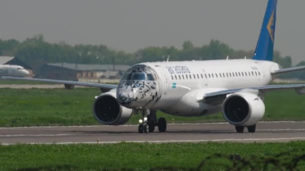 Air Astana Embraer melakukan taxiing — Stok Video