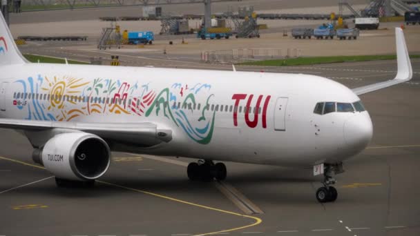 TUI Fly Boeing 767 rodaje después del aterrizaje — Vídeos de Stock