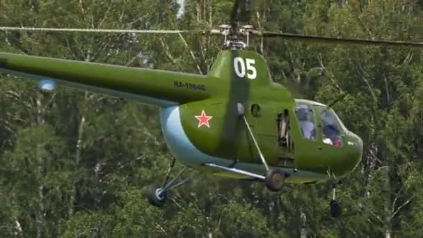 Vintage Helikopter Mi-1 performans akrobasi — Stok video
