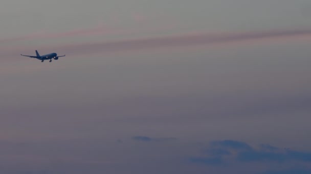 Finale de l'avion Widebody approchant au coucher du soleil 