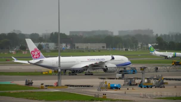 Remorquage Airbus A350 de China Airlines — Video