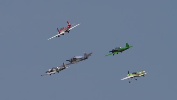 Grupo de rendimiento de aviones deportivos vuelo acrobático — Vídeo de stock