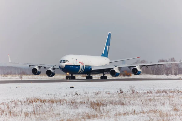 IL-96 Russia on the runway in Tolmachevo — Stock Photo, Image