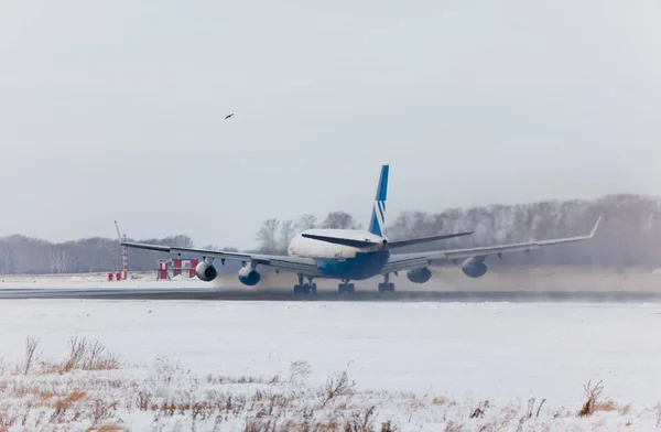 IL-96 se prepara para despegar — Foto de Stock