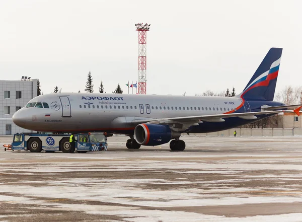 Airbus Aeroflot at the Tolmachevo airport — Stock Photo, Image