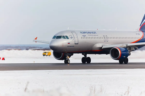 Aeroflot on a snowy runway — Stock Photo, Image