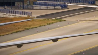 Boeing 777 inişten sonra kalkıyor.