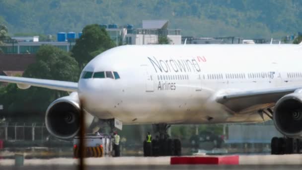 Boeing 777 respingere prima della partenza — Video Stock