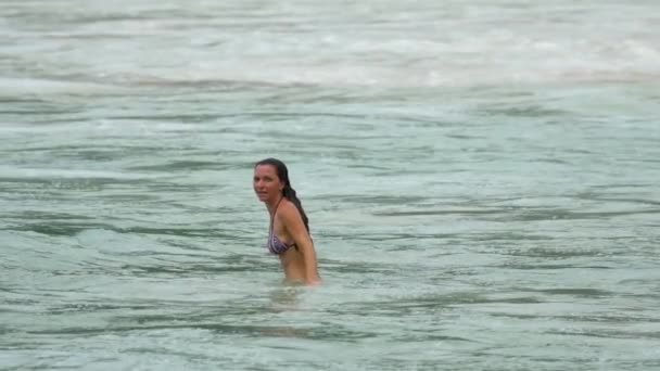 Turistas en la playa de Nai Harn — Vídeos de Stock
