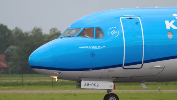 KLM Cityhopper Fokker 70 gurulás — Stock videók
