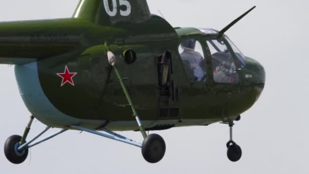 Vintage helikopter Mi-1 Performance aerobatics — Stockvideo
