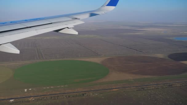 Vue aérienne depuis l'avion descendant — Video