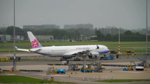 中国航空公司空客 A350 拖车 — 图库视频影像