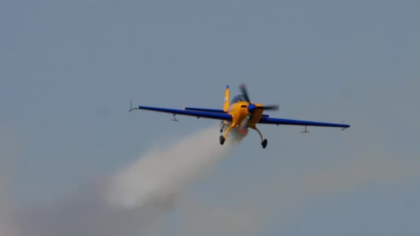 Rendimiento del avión deportivo vuelo acrobático — Vídeo de stock