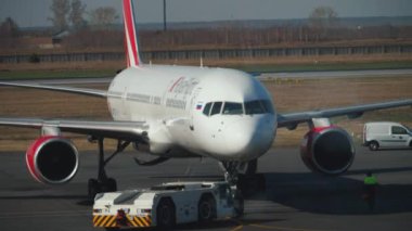 Uçak park yerine bisikletle