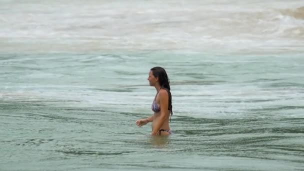 Turistas en la playa de Nai Harn — Vídeo de stock