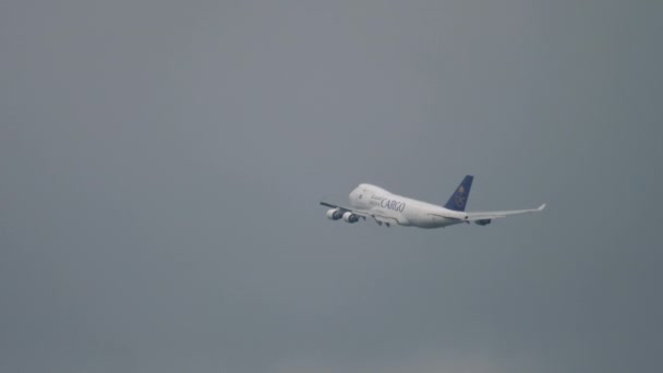 Saudia Cargo Boeing 747 berangkat — Stok Video