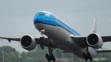 KLM Boeing 777 kalkış