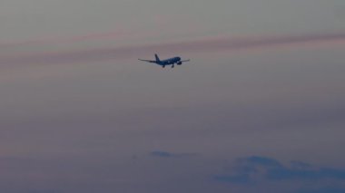 Widebody uçak son gün batımında yaklaşıyor