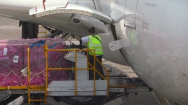 Uçağa kargo yükleniyor.