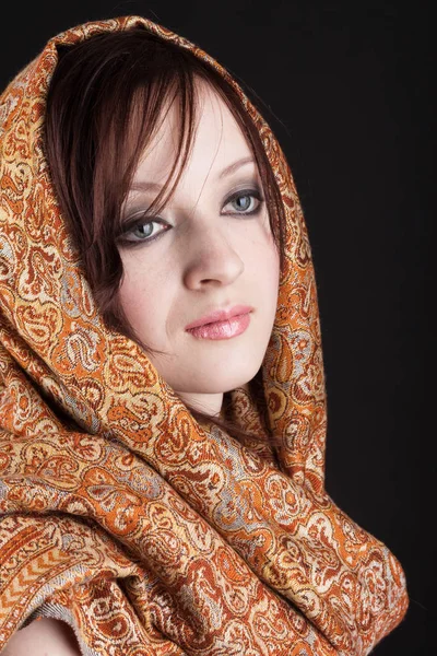 Meisje in een sjaal portret — Stockfoto