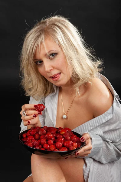 Sexig tjej med jordgubbar — Stockfoto