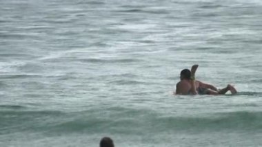 Sörfçü havy yağmur, dalgalar