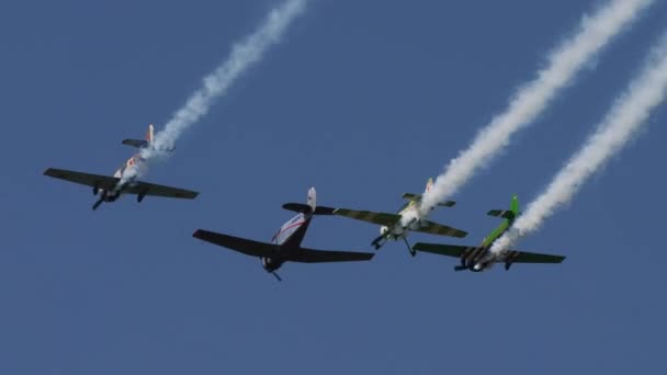Samoloty sportowe z grupy osiągów loty akrobowe — Wideo stockowe