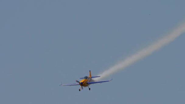 Sport flygplan prestanda Aerobatic flygning — Stockvideo